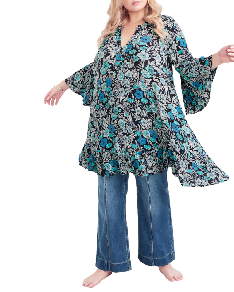 Front of a model wearing a size 14 Willow Tunic in Spearmint by Aveology. | dia_product_style_image_id:230743